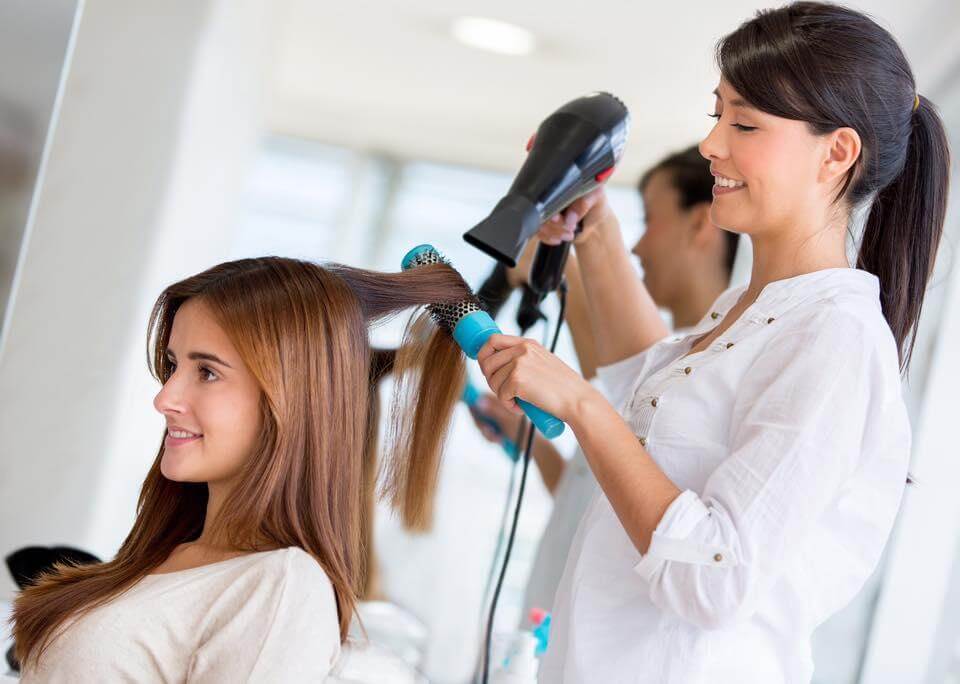 Nên học cắt tóc ở salon tóc hay trung tâm dạy nghề