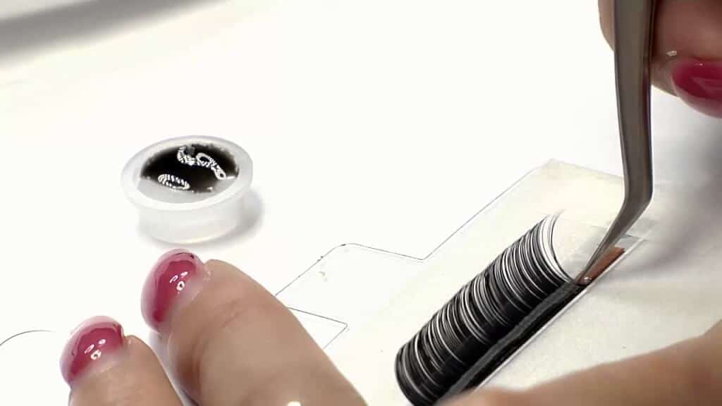 Experience choosing eyelash extension tweezers