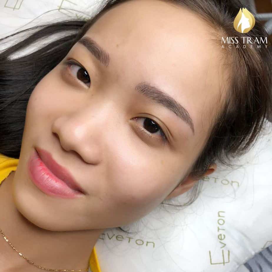Practitioner Nhu Quynh confidently modeled the Sculpture of the eyebrows photo 2