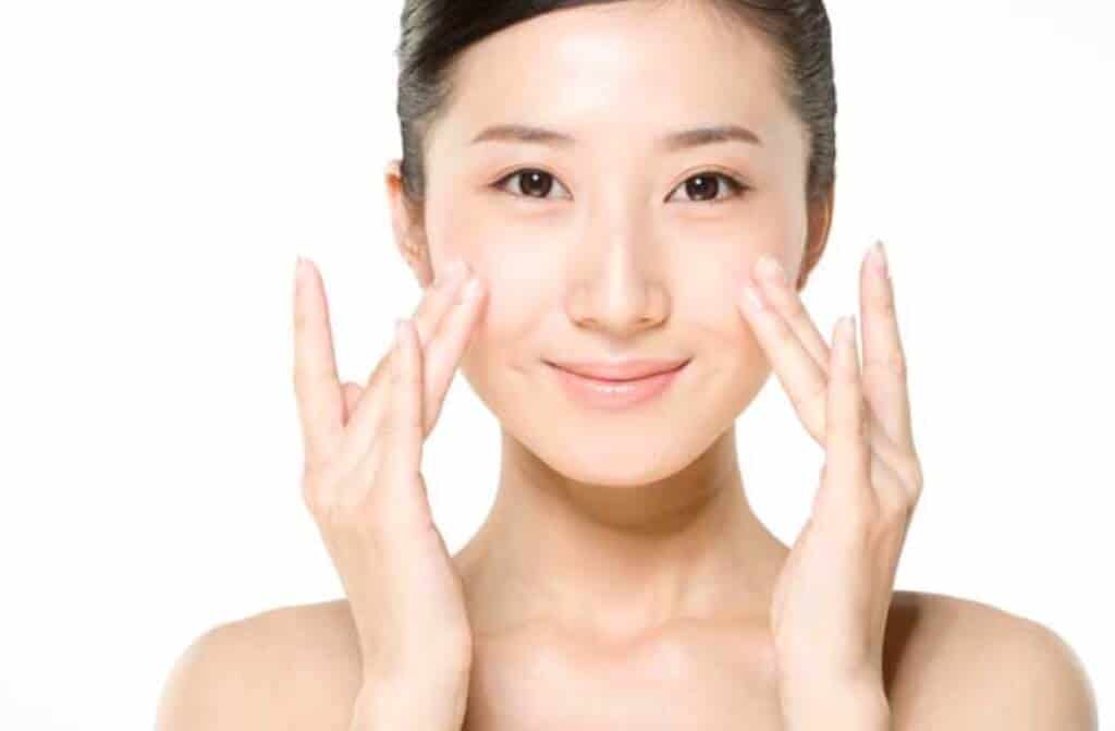 Microdermabrasion application in beauty