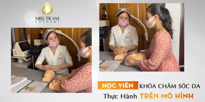 Học viên khóa chăm sóc da thực hành trên mô hình